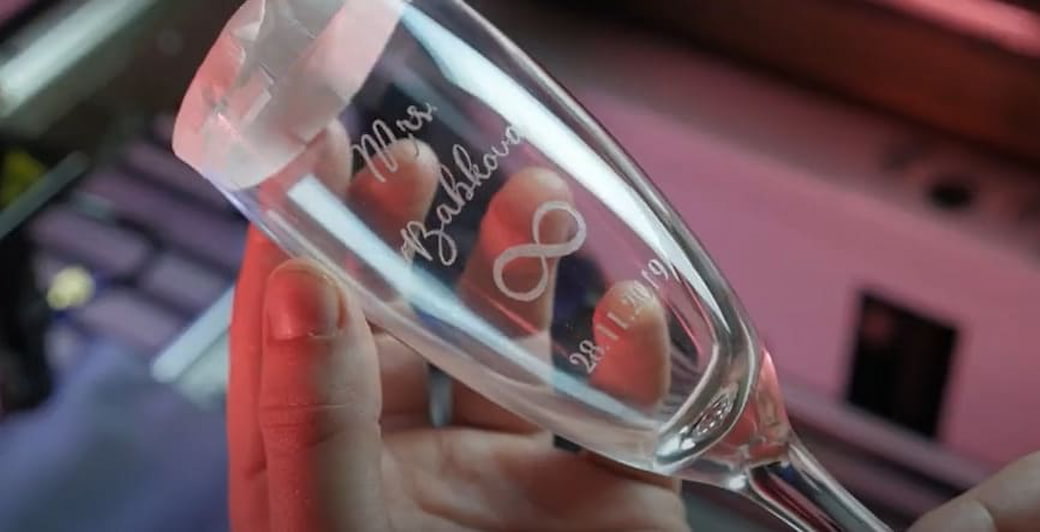 Результат лазерной гравировки на бокале